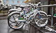 Rückkehr des Winters dämpft die Velobegeisterung (Bild: Heini Schwendener)