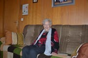 30 Jahre lang hielt sich die 100-jährige Grabserin Katharina Guntli mit Seniorenturnen fit. Die Wirkung hält bis heute an: Absitzen und aufstehen meistert sie ohne Hilfe. (Bild: Alexandra Gächter)