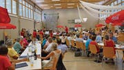 Trotz hochsommerlicher Temperaturen ist die Hörnlihalle am Freitagabend voll. (Bild: Christoph Herr)
