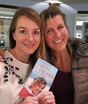 Die Co-Autorin Doris Büchel (links) und die Extremsportlerin Evelyne Binsack gemeinsam an der Taufe ihres gemeinsamen Buches «Grenzgängerin – ein Leben für drei Pole» im November. (Bild: PD)