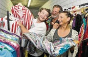 Domino, Frithjof und Marion Gasser suchen im Kostümfundus nach einem besonderen Kleidungsstück. (Bild: Donato Caspari)