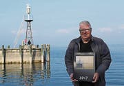 Auf dem Titelbild der Leuchtturm mit Regenbogen – knapp konnte Lerch ihn einfangen, bevor er gänzlich verschwand. (Bild: Franca Hess)