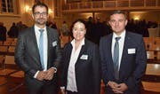 AGV-Präsident Thomas De Martin mit den beiden Referenten am Behördenapéro, die Thurgauer Regierungspräsidentin Carmen Haag und Mowag-Geschäftsführer Oliver Dürr. (Bild: Christoph Heer)