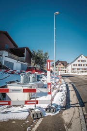 Die Unterflurcontainer an der Hauptstrasse in Hosenruck. Der Bau wurde sistiert, seither steht alles auf der Baustelle still. (Bild: Reto Martin)