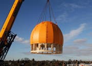 Die goldene Kuppel wird auf der Moschee platziert. (Bild: PD/Blumer-Lehmann AG)