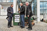 Kantonsrat Kurt Egger übergibt die Petition mit 424 Unterschriften an Gemeinderat Bernhard Braun und den damaligen Gemeindeammann Robert Meyer. (Bild: Olaf Kühne (12. Januar 2015))