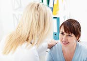 Ärztin begrüsst Patientin – und kann sehr oft ohne Hilfsmittel erkennen, woran es ihrem Gegenüber fehlt. (Bild: Getty)