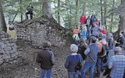 Die Wanderer begegnen einer Gestalt aus dem Mittelalter. (Bild: Ramona Riedener)