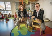 Kathrin Strasser, die neue Leiterin des Kinderhauses Floh, und Stadtrat Richard Hungerbühler besuchen eine Gruppe. (Bild: Reto Martin)