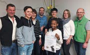 Geflügelobmann Hans Steingruber, Kaninchenobfrau Dorli Vetsch, Revisor Daniel Baumann, Kassierin Nicole Steingruber, Aktuarin Marion Benz, Präsident Edgar Benz (hinten von links), im Vordergrund die Jungzüchter Jan und Asha. (Bild: PD)