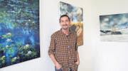 Die Kunst von Daniel Gisler befindet sich im Wandel, wie an den Werken, die bis zum 26. Oktober im Pfarreiheim hängen, deutlich zu erkennen ist. (Bild: Martina Signer)