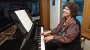 Ruth Peter geniesst das Musizieren auf ihrem Flügel.