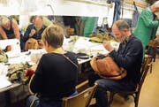 Kostümbildner Bernhard Duss legt auch selbst Hand an. (Bild: Carola Nadler)