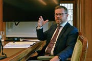 Ausgerechnet bei Thomas Rechsteiners letzter Rechnungspräsentation funktioniert der Bildschirm nicht. (Bild: Roger Fuchs)