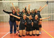 Die Werdana-Spielerinnen und Trainerin Esther Engler bejubeln den verdienten Wiederaufstieg in die 3.Liga. (Bild: Robert Kucera)