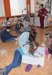 Schülerinnen und Schüler gestalten Plakate und Flyer, mit denen sie andere für das Thema sensibilisieren wollen.