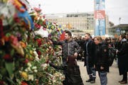 Trauernde in der Nähe des Kaufhauses Åhléns, in dessen Schaufenster der Lastwagen zum Stehen gekommen war. (Bild: MARKUS SCHREIBER (AP))