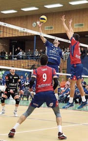 Amriswils Aleksandar Ljubicic versucht, die korsischen Gegenspieler zu düpieren. (Bild: Mario Gaccioli)