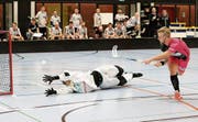 Thurgaus schwedischer Verteidiger Felix Strandljung bezwingt den Basler Goalie Christian Coray. Zum Sieg reichte der Effort der Ostschweizer trotzdem nicht. (Bild: Mario Gaccioli)