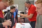 Hier können die Schülerinnen und Schüler gleich selber Hand anlegen und ein Kabel mit einem Stecker verbinden. (Bild: kru)
