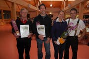 Für langjährige Tätigkeit auf den Werdenberger Alpen wurden die Älpler Heinrich Heinzle, Stefan und Haidi Innerhofer von Alpsektionspräsident Beat Lenherr geehrt (von links). (Bild: Leo Coray)