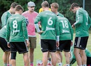 Wigoltingens Trainer Raphael Michel kann mit der Leistung seiner Spieler zufrieden sein. (Bild: Mario Gaccioli (Wigoltingen, 24. Juni 2017))