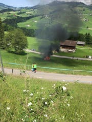 Nach dem Unfall fing Richard Hammons PS-starker Elektrobolide Feuer. (Bild: Leserbild)