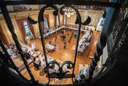 Der Blick von der Galerie in den grossen Bürgersaal zu einer Sitzung des Gemeinderats. (Bild: Reto Martin (23. August 2017))