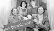 Eröffnen ein Lädeli: Annabelle Fahrenkrog, Ursula Mittelholzer, Regula Bartholdi. Felix Frei unterstützte die Damen (von oben l. nach unten r.). (Bild: Brenda Zuckschwerdt)