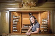 Eun Hye Lee, Organistin in der katholischen Kirche in Weinfelden, an der Domorgel. (Bild: Urs Bucher (St. Gallen, 1. August 2015))