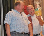 Fähnrich Hansruedi Wiget wurde für 25 Jahre, Ernst Lauchenauer (rechts) für 50 Jahre aktives Musizieren geehrt. (Bilder: Zita Meienhofer)