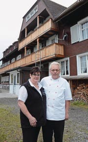 Ende Monat heisst es Abschied nehmen: Das Wirtepaar Helga und Peter Steininger vor «ihrem» Berggasthaus Voralp. (Bild: Hanspeter Thurnherr)