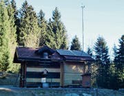 Auf dem Dach des Bienenstandes vermutet der Kritiker eine TV-Antenne. Gemäss Behörden ist es eine Meteostation zur Messung der Wetterauswirkungen auf die Bienen. Sie ist mit dem Bau bewilligt worden. (Bild: PD)