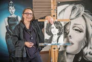 Karin Santapaola zeigt drei ihrer Bilder. Ihre Kunst kann bis Ende Oktober in der Bibliothek in Amriswil bestaunt werden. (Bild: Reto Martin)