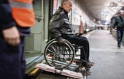 Mobilität ist für ältere wie für behinderte Menschen wichtig. Sie könnte aufgrund der Sparmassnahmen aber eingeschränkt werden. (Archivbild: ky/Gaetan Bally)