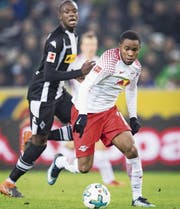 Ademola Lookman (rechts) brachte nur ein Paar Fussballschuhe aus England mit, doch das reichte. (Bild: Imago)