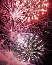 Das 1.-August-Feuerwerk soll weiterbestehen. (Bild: Donato Caspari)