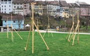 Die Visiere auf der Weierwiese zeigen das Volumen des geplanten Gastronomieprojekts an. (Bild: Gianni Amstutz)
