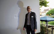 Stefan Telser vor einer Installation, die verdeutlicht: Projektion ist ein psychisches Problem und beeinflusst Beziehungen. (Bild: Jolanda Riedener)