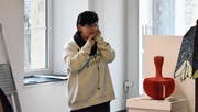 Letzte Kunstobjekte warten auf den Abtransport. Orfea Mittelholzer organisiert die Zügelaktion. (Bild: ALE)