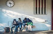 Die Blicke nach unten gerichtet, die Daumen glühen: Die meisten Thurgauer Schulkinder besitzen ein Handy. (Bild: Reto Martin)