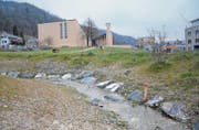 Die Renaturierung des Bitzibachs hat zu einem Landabtausch geführt; im Hintergrund das Kirchenzentrum Steinacker in Kradolf. (Bilder: Georg Stelzner)