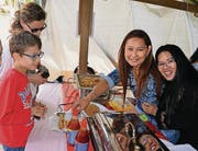 Internationale Köstlichkeiten laden zum Probieren ein. (Bild: CARO NADLER)