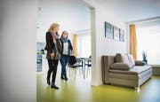Cornelia Herzog-Helg und Jacqueline Eichenberger in der neuen Hospizwohnung im Alterszentrum Kreuzlingen. (Bild: Andrea Stalder)