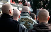 Rechtsextremisten in Berlin im Jahr 2009. Mehrere tausend Neonazis trafen sich am Samstag zu einem Konzert in Unterwasser. (Bild: AP)