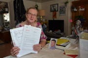 Norma Känzig-Baez mit den Resultaten der DNA-Tests. Auf dem kleinen Foto der Zwillingsbruder des Vermissten. (Bild: Roger Fuchs)