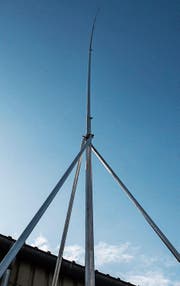Das Bauvisier steht. 22 Meter hoch soll die neue Antenne neben der Busswiler Stahl Leo AG werden. (Bild: Florian Beer)