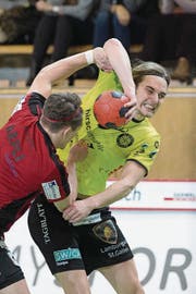 Amadeus Hedin (rechts) von St. Otmar versucht sich gegen Gossaus Niels Ham durchzusetzen. (Bild: Urs Bucher)