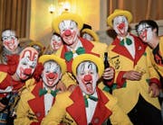 Die Mitglieder des Lenggenwiler Fasnachtskomitees sind unterwegs und werben für ihren Clownball. (Bild: PD)