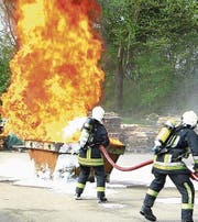 Die Feuerwehrleute bekämpfen einen Flüssigkeitsbrand mit Schaum. (Bild: PD/Stephan Keller)